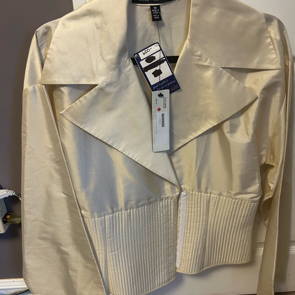 Ellen Tracy Cream Blazer with Dramatic Lapels